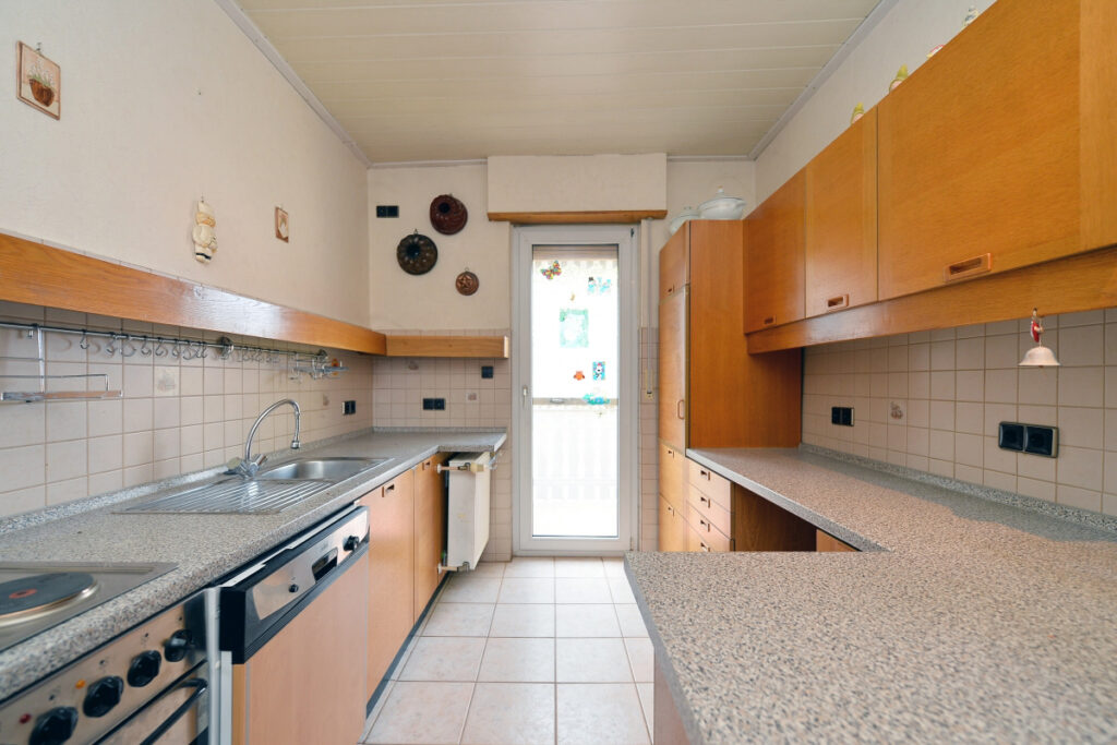 Ein- bis Zweifamilienhaus mit Dachterrasse und Modernisierungs-Potential in guter Lage-1