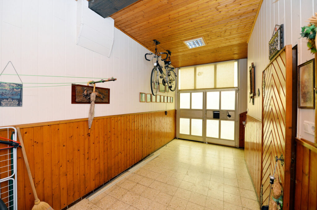 Ein- bis Zweifamilienhaus mit Dachterrasse und Modernisierungs-Potential in guter Lage-2