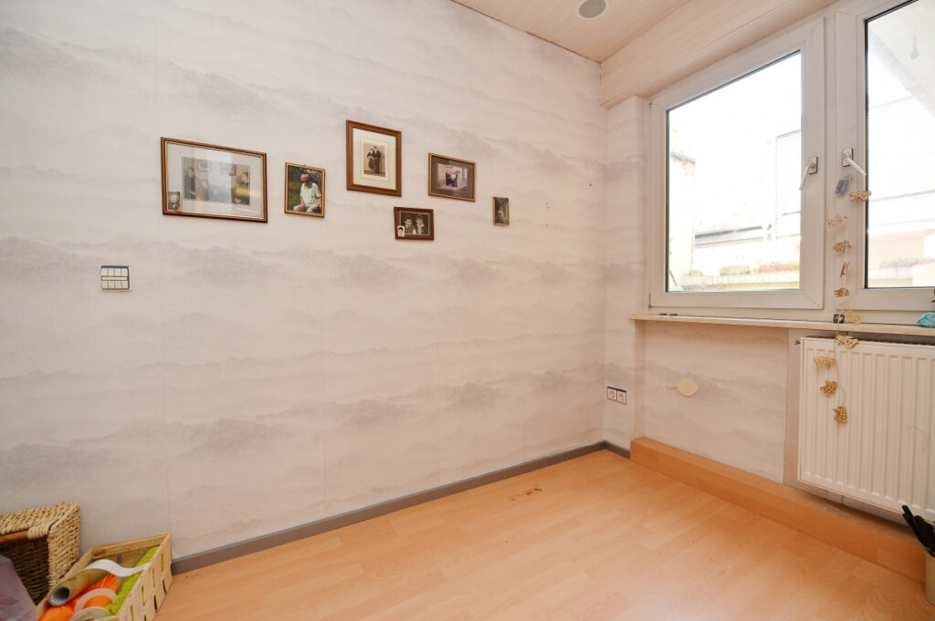 Ein- bis Zweifamilienhaus mit Dachterrasse und Modernisierungs-Potential in guter Lage-3