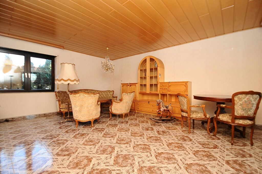 Freistehendes Einfamilienhaus mit großzügigem Garten-2